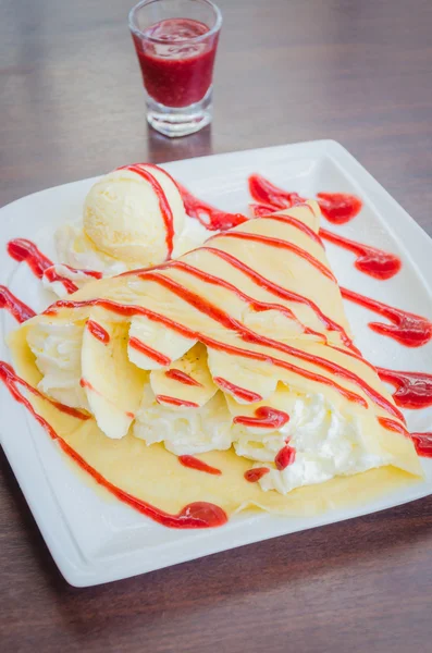 Strawberry crepe dessert — Stock Photo, Image