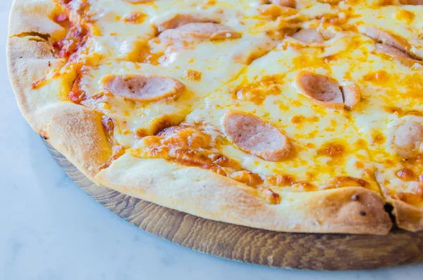 Sosisli pizza — Stok fotoğraf