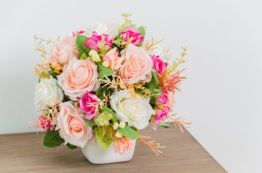 Masanın üzerine çiçek