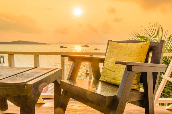 Chaise en bois coucher de soleil sur la plage — Photo