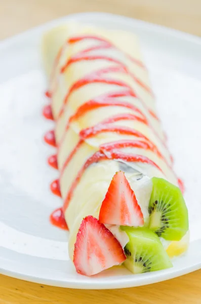 Gâteau de crêpe aux fruits — Photo