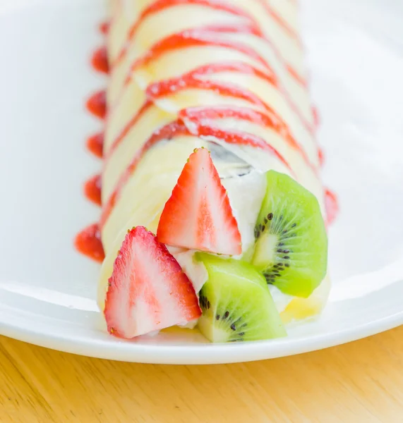 Fruit crepe cake — Stock Photo, Image