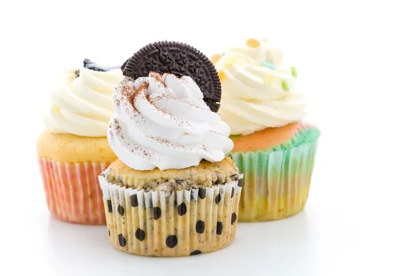 Cupcakes isoliert auf weißem Hintergrund — Stockfoto