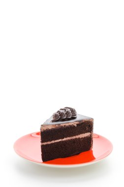 Beyaz arka planda izole edilmiş çikolatalı pasta