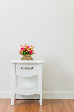 Masanın üzerine çiçek