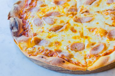 sosisli pizza