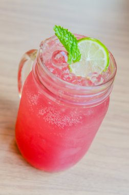 pembe limonata suyu kokteyli