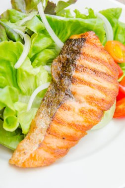 ızgara somon salata