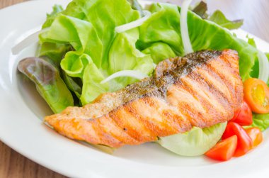 ızgara somon salata