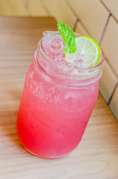 Cocktail de suco de limonada rosa — Fotografia de Stock