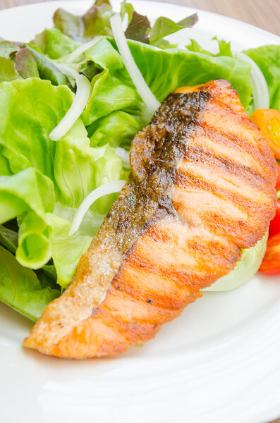 Grill salmon salad