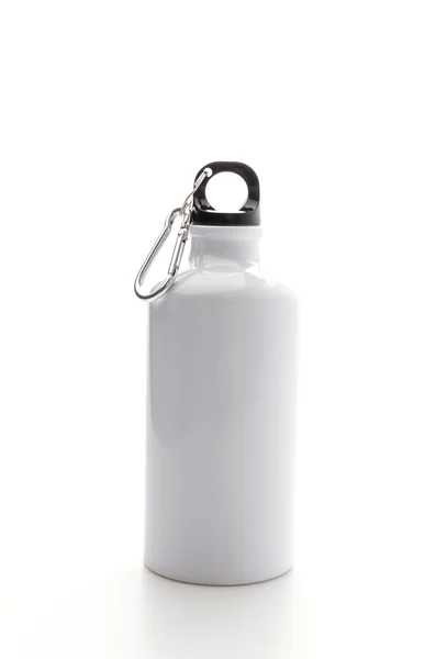Бутылочная вода изолирована на белом — стоковое фото
