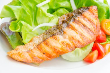 ızgara somon salata