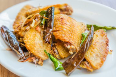 Kızarmış tavuk kanadı.