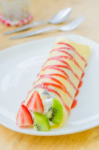 Crêpe cake van het fruit — Stockfoto