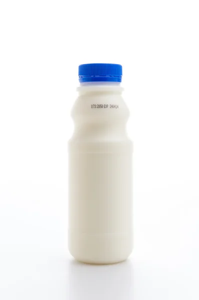 Mjölk isolerade vit bakgrund — Stockfoto