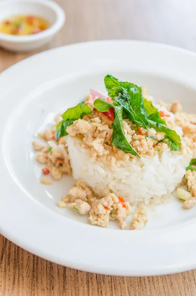 Würzig gebratenes Huhn mit Basilikum und Reis — Stockfoto