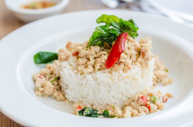 fesleğen ve pirinç ile baharatlı tavuk