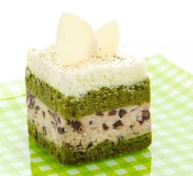Beyaz arka plan üzerinde izole Matcha yeşil çay pasta