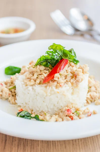 Ayam goreng pedas dengan kemangi dan nasi — Stok Foto