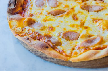 sosisli pizza