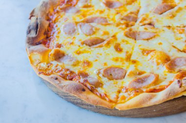 sosisli pizza