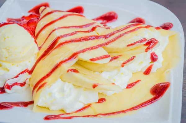 Strawberry crepe dessert — Stock Photo, Image