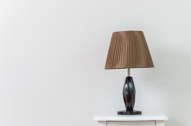 Lamba komodinin üzerinde.