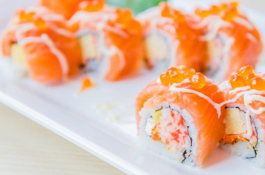 Somon suşi roll