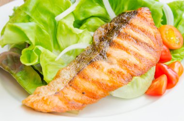 ızgara somon salata