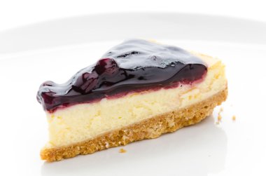 Yaban mersinli cheesecake izole beyaz arka plan