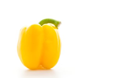 Sarı biber beyaz üzerine izole edilmiş.