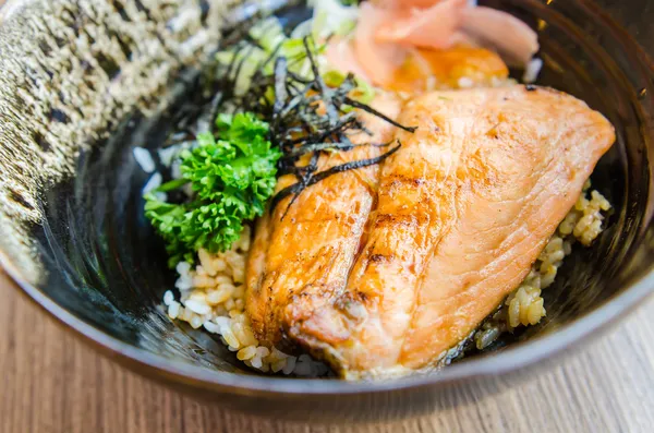 Salmone teriyaki su riso — Foto Stock