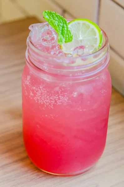Cocktail de jus de limonade rose — Photo