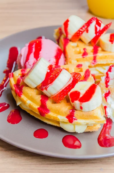 Erdbeer-Bananen-Pfannkuchen — Stockfoto