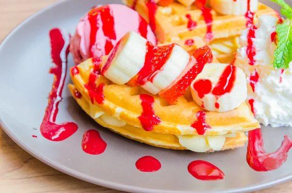 Erdbeer-Bananen-Pfannkuchen — Stockfoto