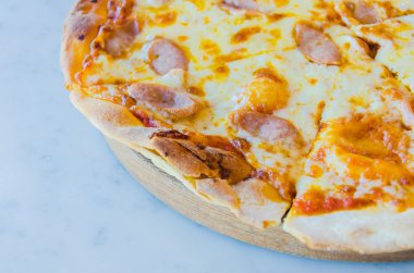 sosisli pizza