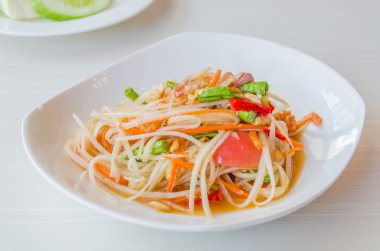 Yeşil papaya salatası