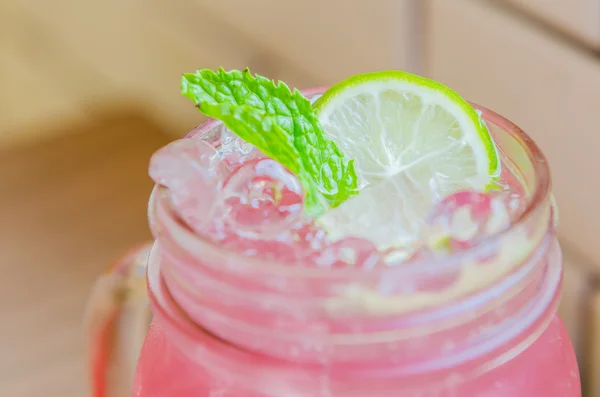 Коктейль из розового лимонада — стоковое фото