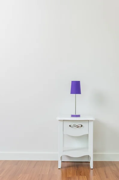 Lampa na nočním stolku — Stock fotografie