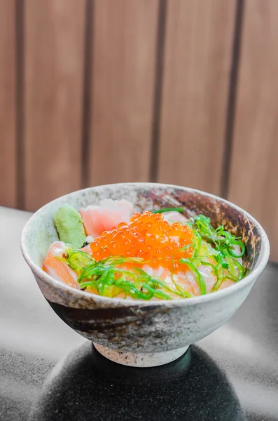 Lachssalat japanisches Essen — Stockfoto