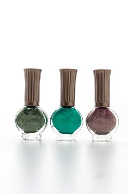 Oje beyaza izole edilmiş.