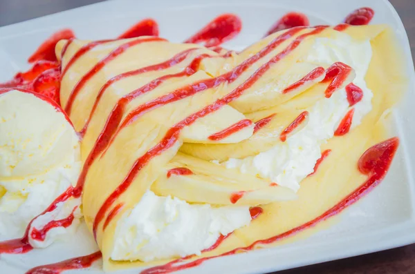 Strawberry crepe dessert — Stock Photo, Image