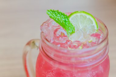 pembe limonata suyu kokteyli
