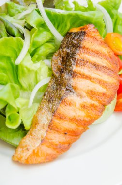 ızgara somon salata