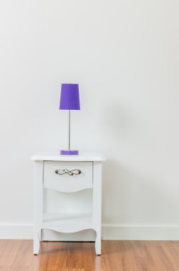 Lamba komodinin üzerinde.