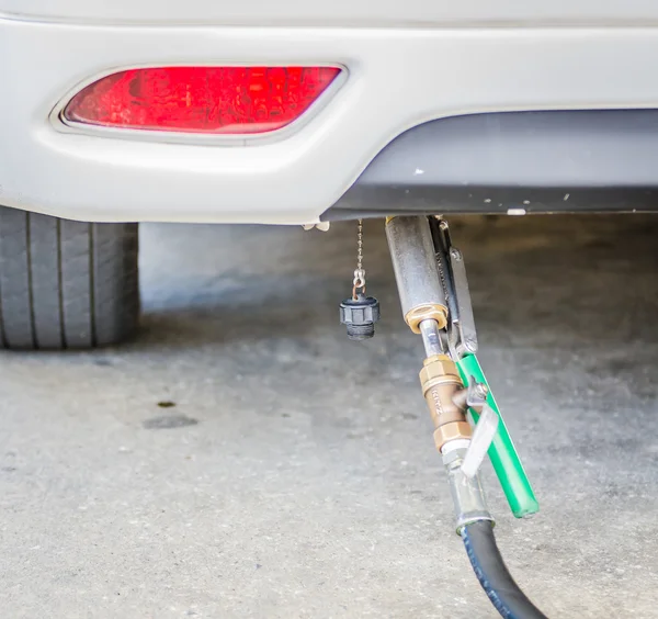 Gás combustível no carro — Fotografia de Stock
