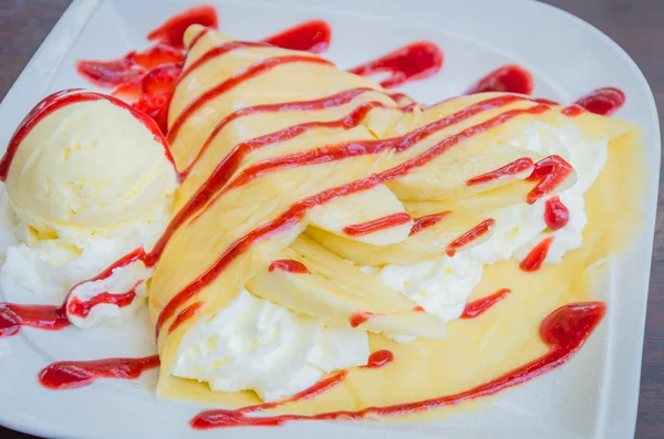 Strawberry crepe dessert — Stockfoto
