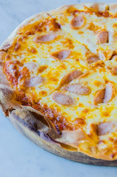 Sosisli pizza — Stok fotoğraf