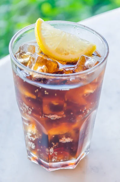 Cola och citron i ett glas — Stockfoto